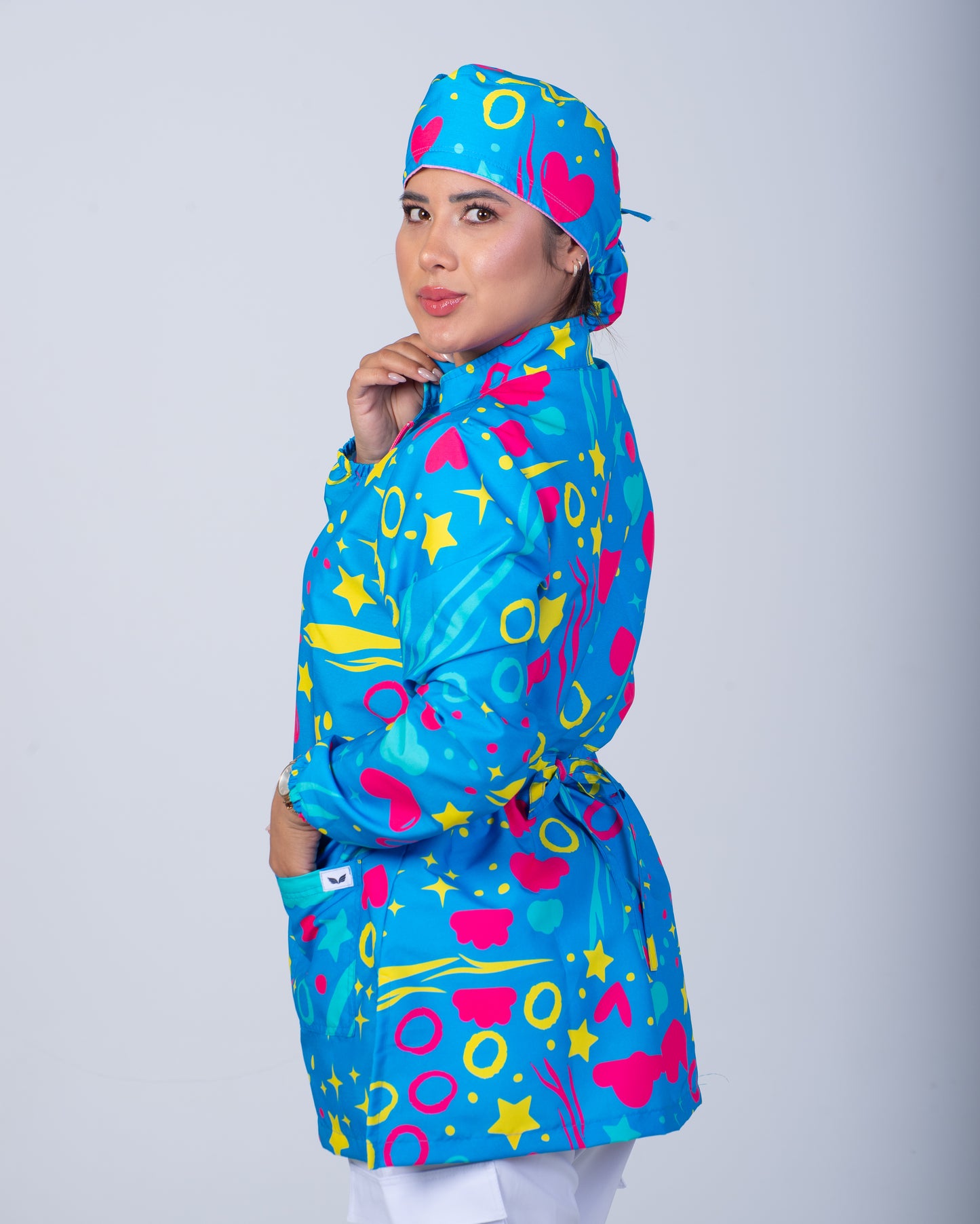 Bata médica premium antifluido diseño Oshosi Dreamy Scrubs