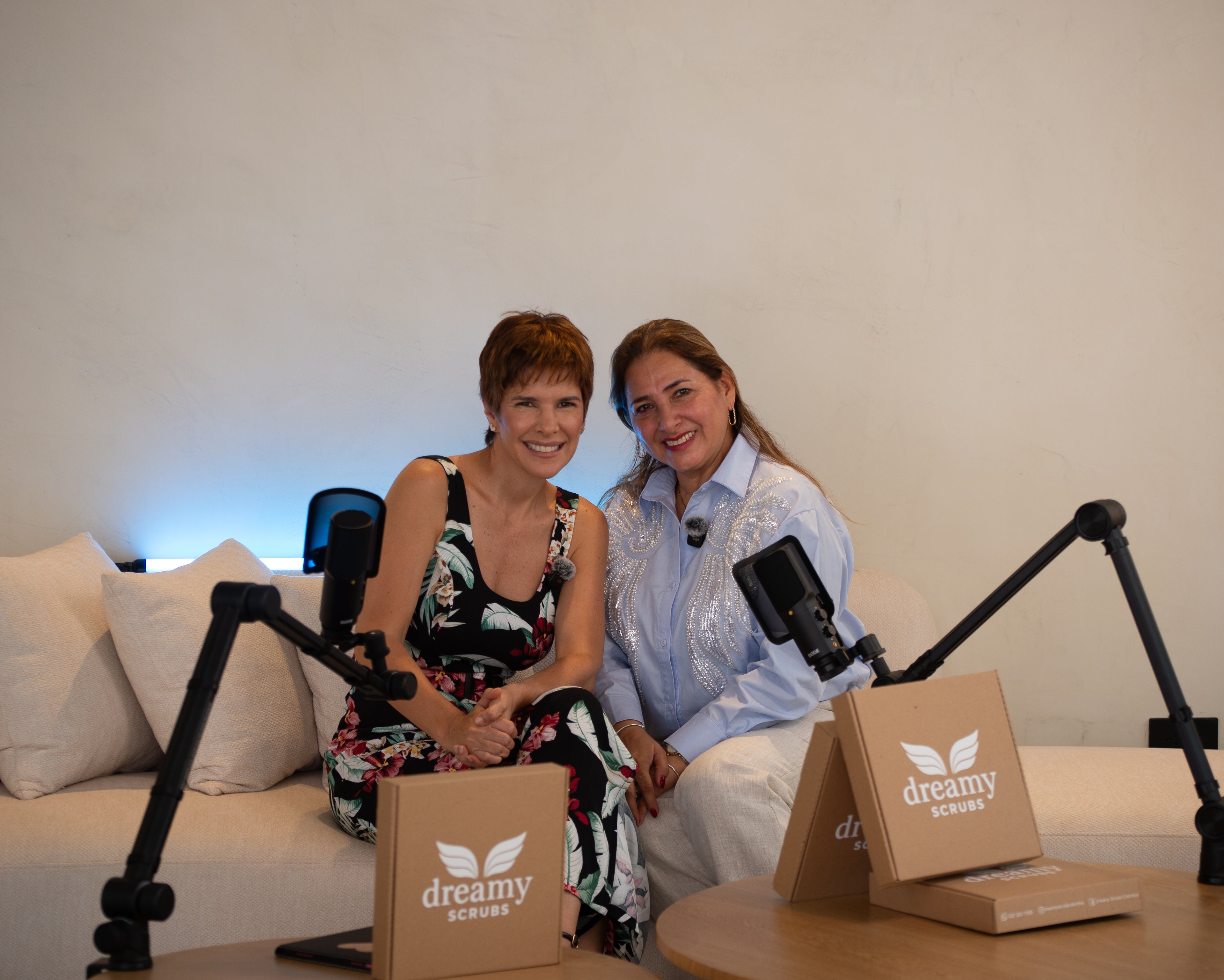 Cargar video: Video sobre la historia de Dreamy Scrubs Colombia, marca de moda médica premium especializada en batas médicas antifluido de diseño, creada con propósito social y confeccionada por madres cabeza de hogar para profesionales de la salud.