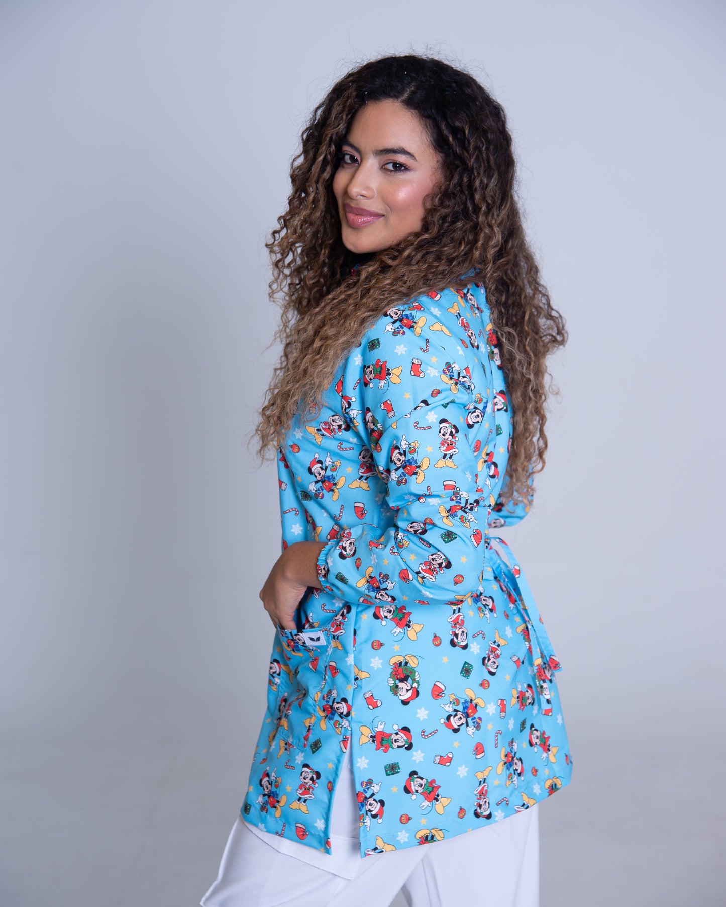 Bata médica premium antifluido holiday Dreamy Scrubs