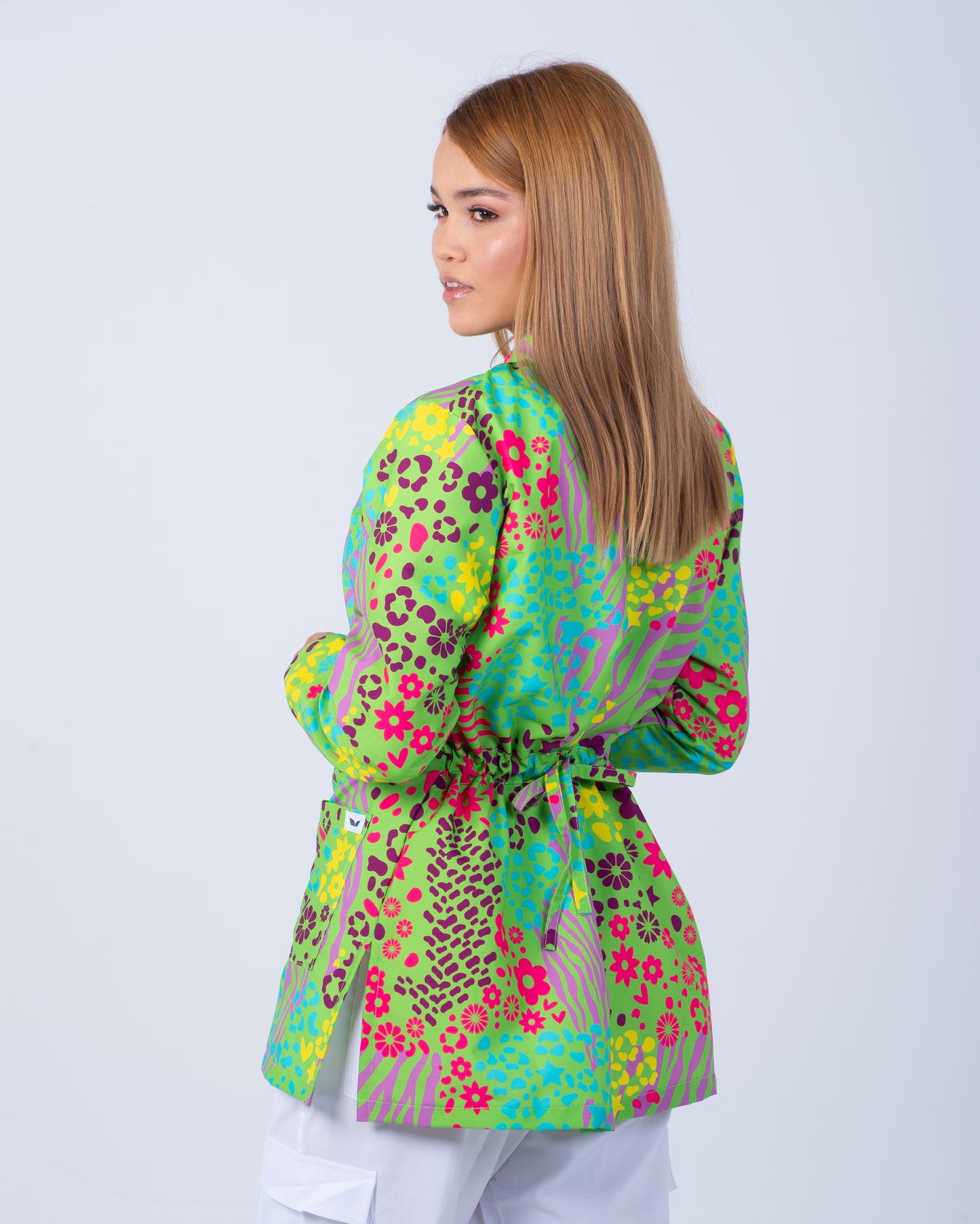 Bata médica premium antifluido diseño Oshosi Dreamy Scrubs