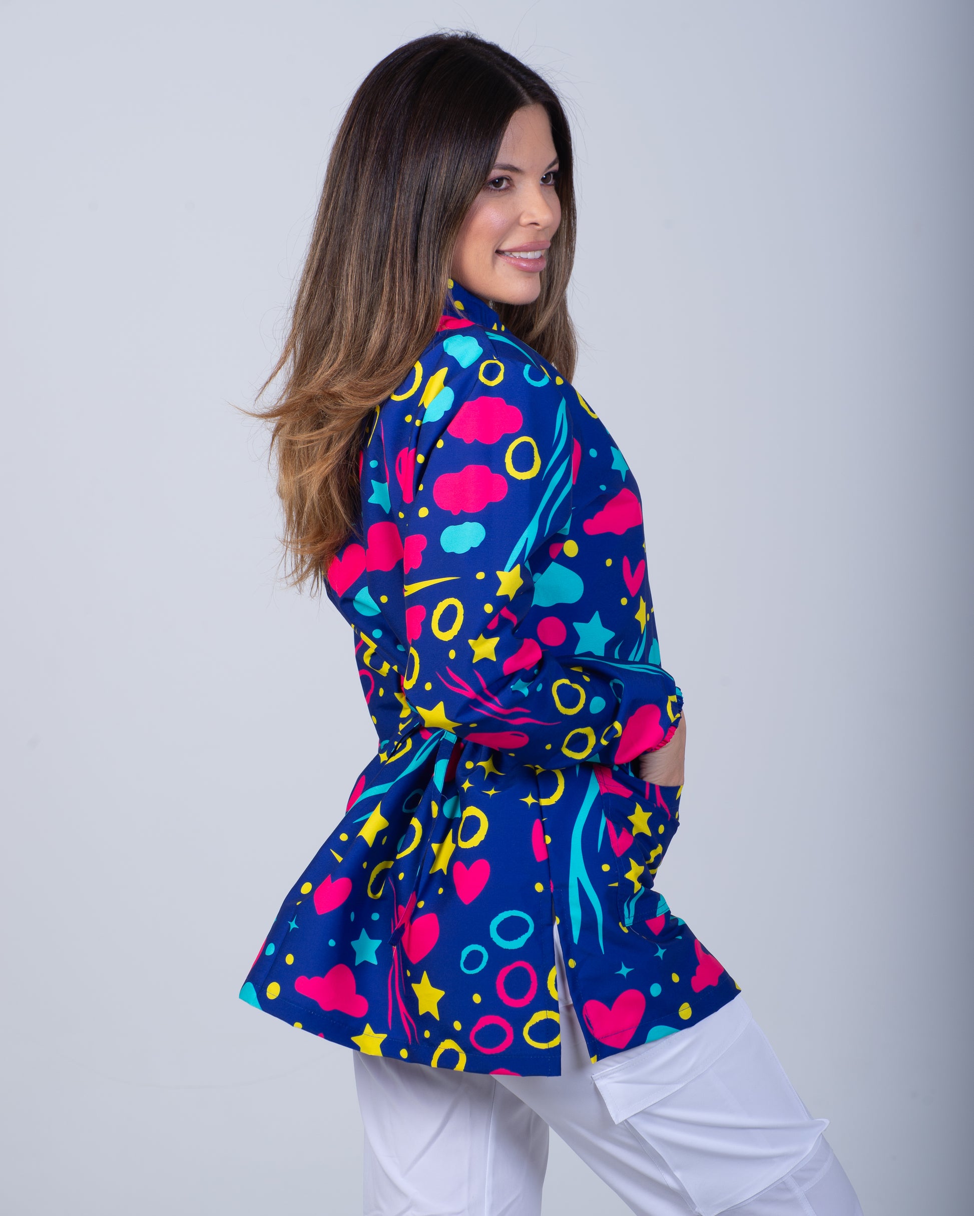 Bata médica premium antifluido diseño Oshosi Dreamy Scrubs