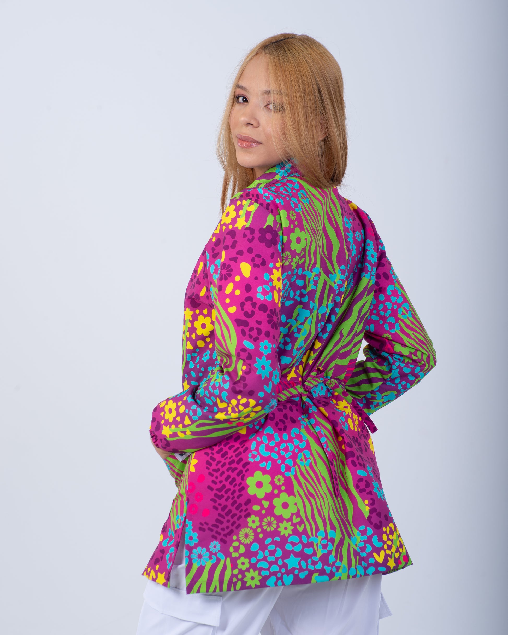 Bata médica premium antifluido diseño Oshosi Dreamy Scrubs