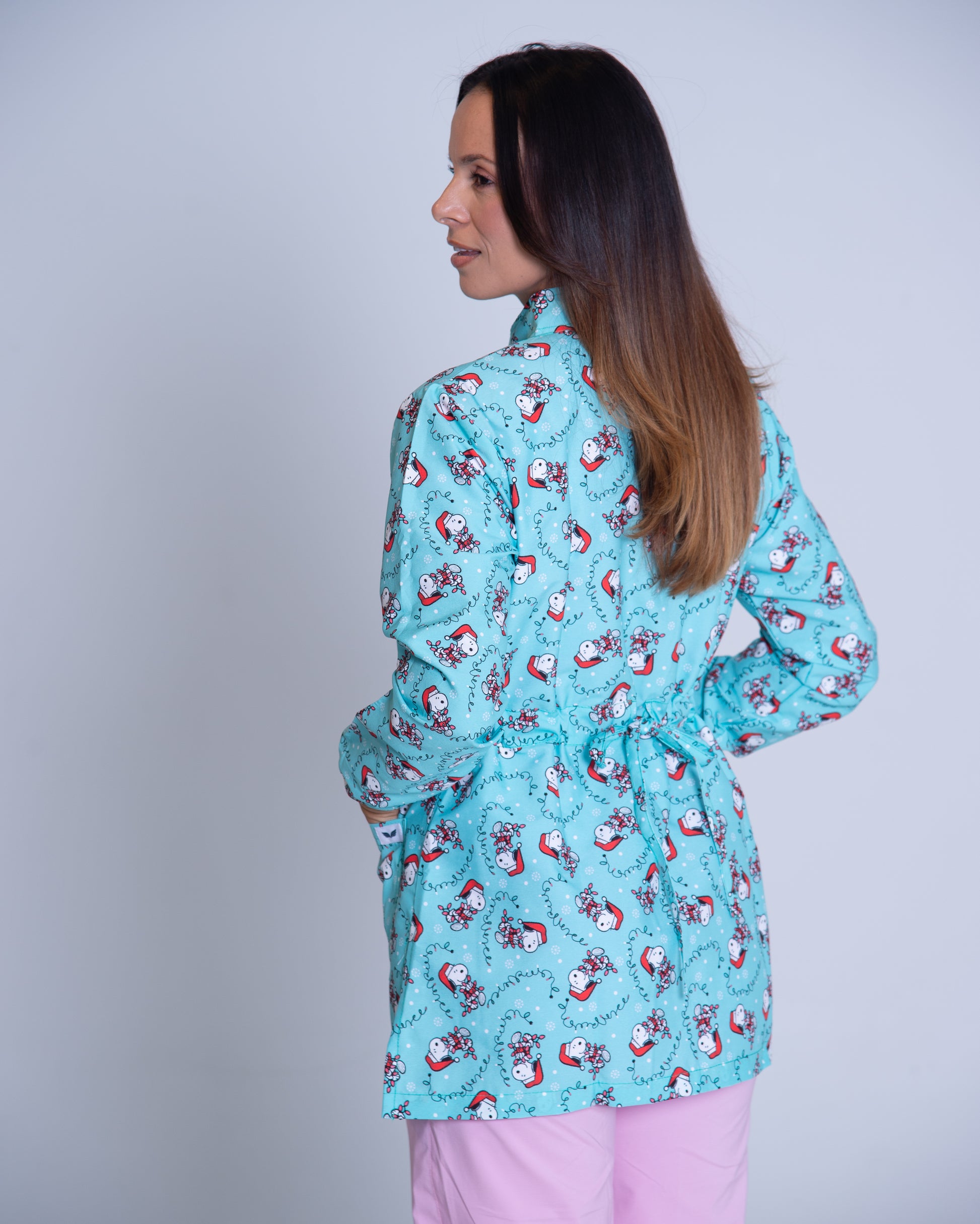 Bata médica premium antifluido holiday Dreamy Scrubs